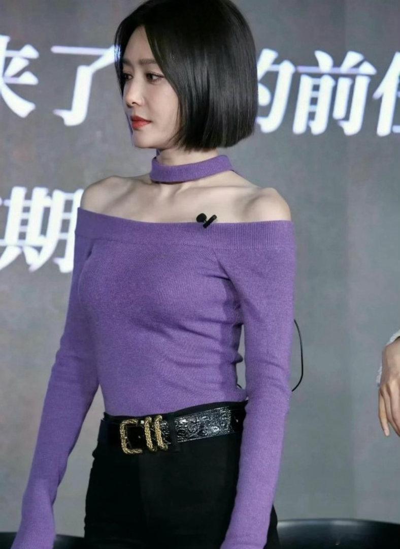 秦岚为什么要在牛仔裤里套上黑丝袜啊？​​​