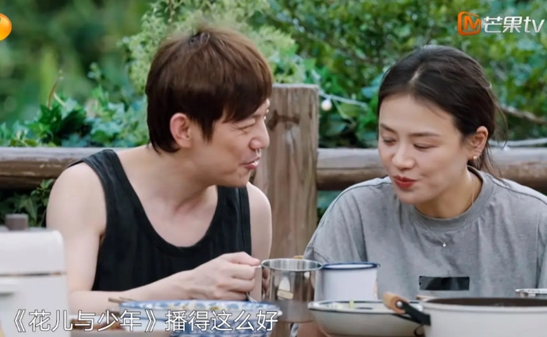 何老师和马思纯碰杯，说：“恭喜啊，花少播得那么好！”然后又转向一边，和辛芷蕾碰杯