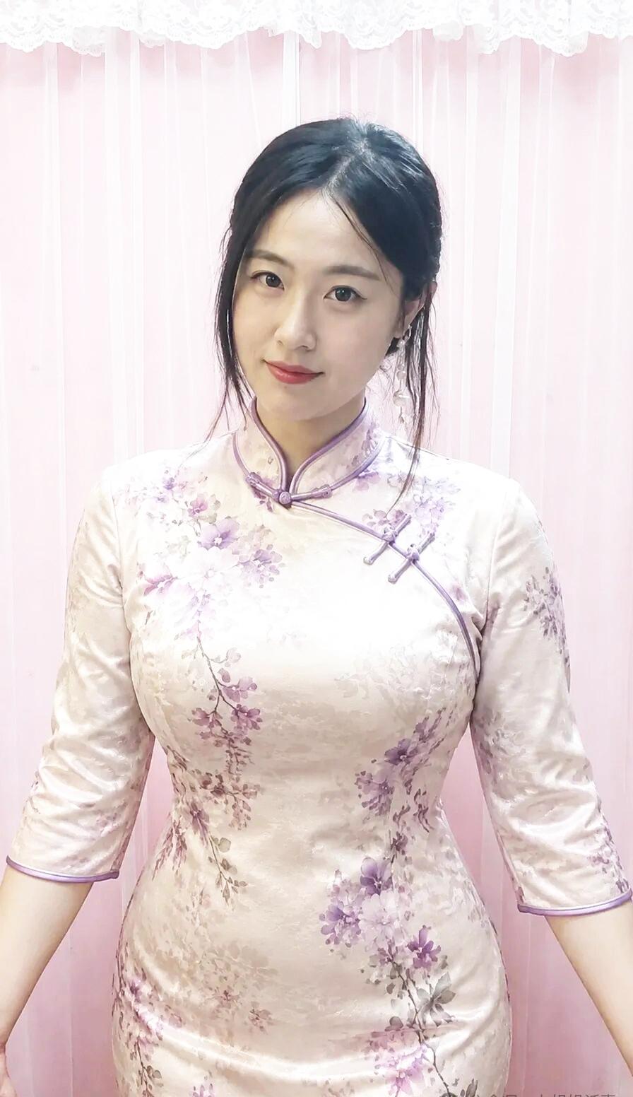 旗袍最迷人的地方，不是把身材藏起来，而是用合身剪裁保留曲线，再用淡雅色调减轻视觉