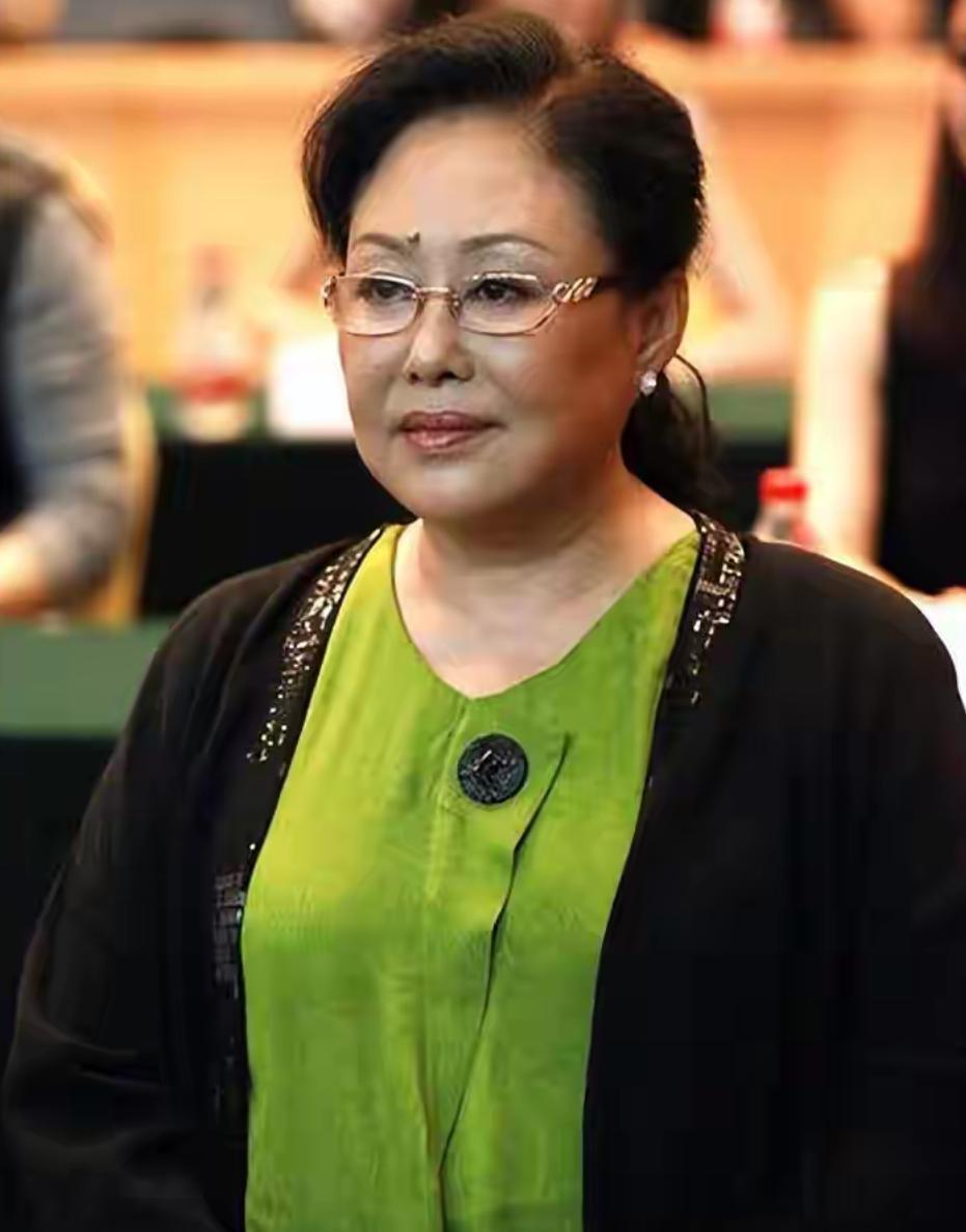 斯琴高娃庆祝76岁大寿！脸色惨白一头大波浪，抹大红唇险些认不出娱乐明星