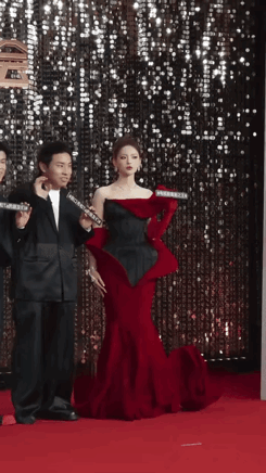 跟着卧龙凤雏一起走红毯，这也难怪杨超越会憋笑失败了！也不知道这是谁给安排的，让徐