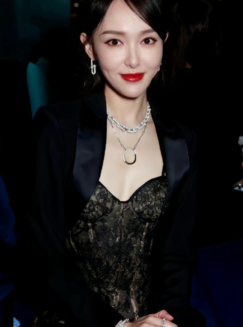 唐嫣黑色蕾丝连体裙也太惊艳啦​​​