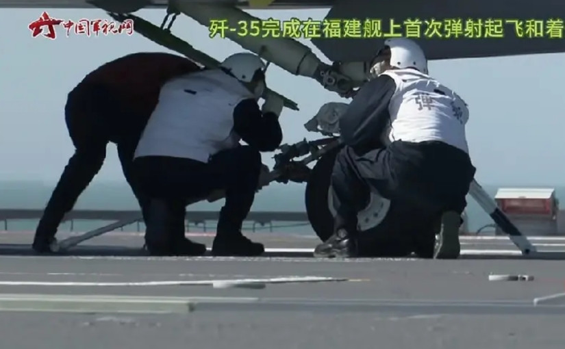 通过这张图你看到了什么：1、飞机挂上电磁弹射得需要三个人才能完成；2、电磁弹