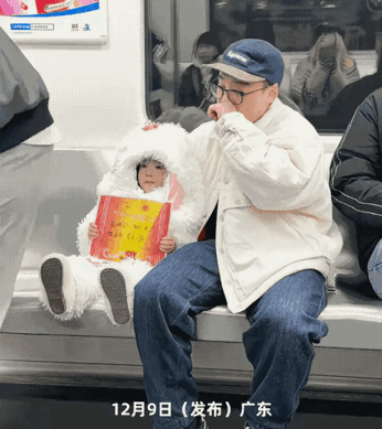 笑不活了！近日，广东潮汕，男子去接幼儿园女儿放学，看到女儿得了奖状就夸了两句，没