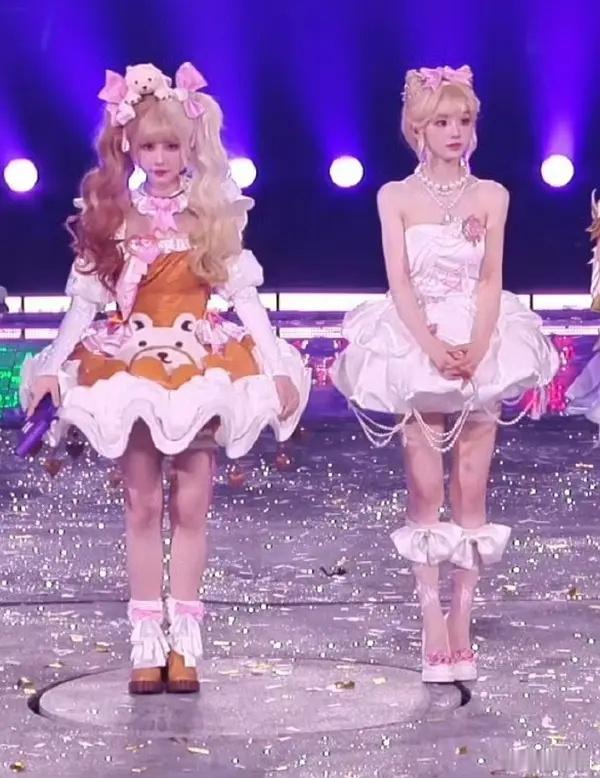 她好像知道自己不太好看​​​
