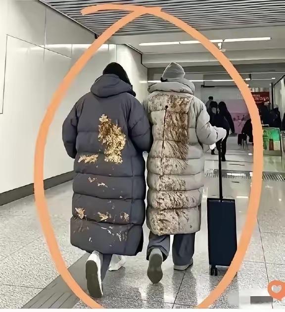我真开眼了！地铁上碰见两个帅哥，穿的羽绒服后背全是黄不拉几的印子，脏得不像话，我