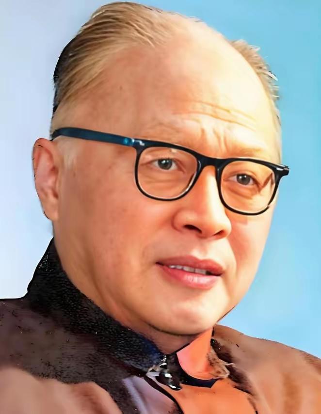 1960年8月，北京机场，最后一批苏联专家拎着行李登机，组长谢列金突然驻足，盯着
