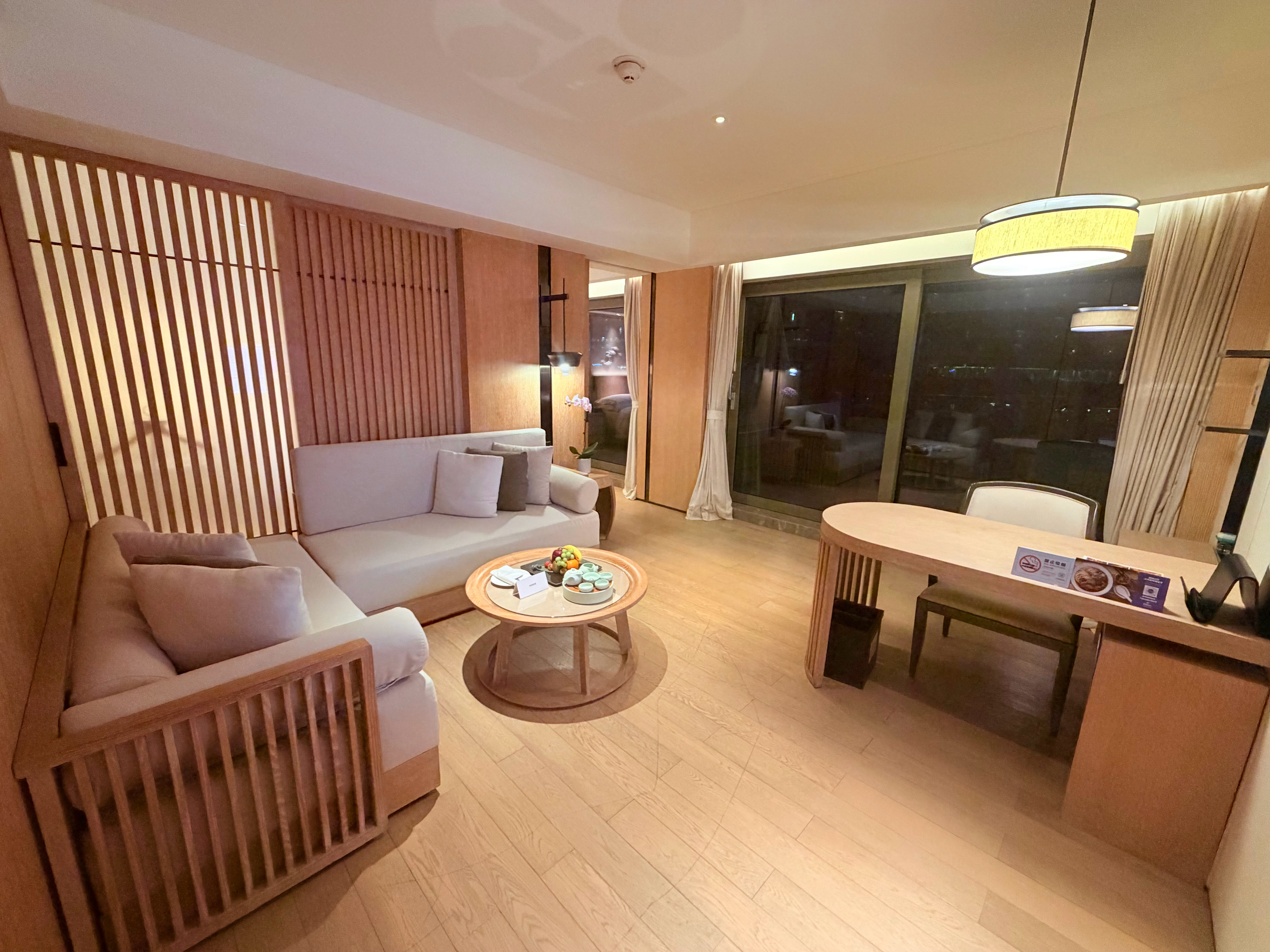 今儿落地晚了，直接去的会场结束回酒店办理入住后才发居然是个套房深圳·深圳蛇口希