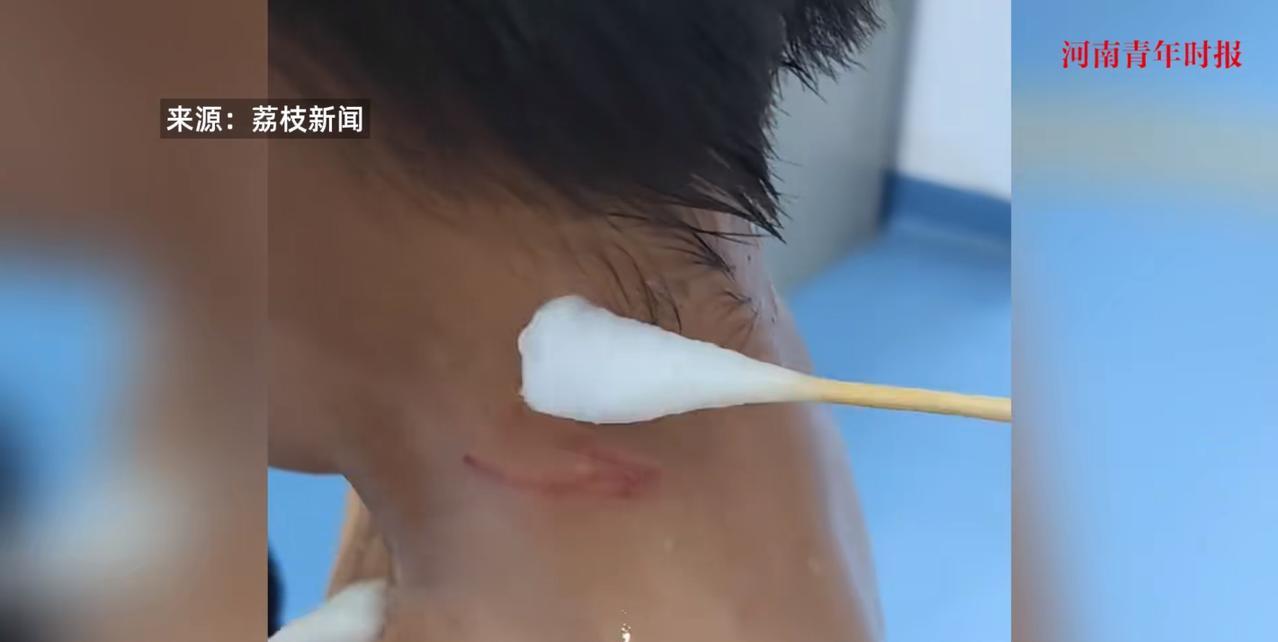 “这下后悔了吧！”6月30日，贵州贵阳，一7岁的小男孩跟着外婆去景区游玩时，竟对