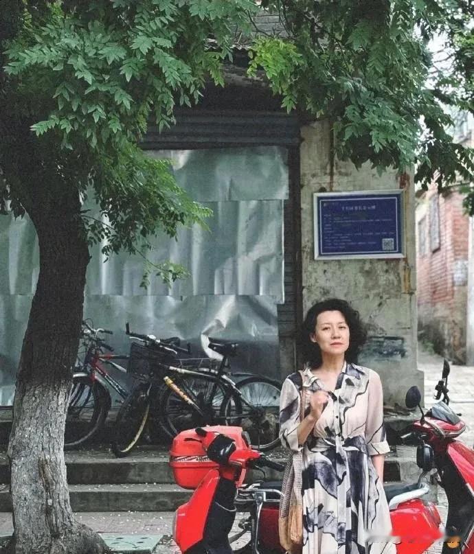 演员刘琳在胡同口溜达，穿得真时髦，看着可优雅了​​​，独特的就像独一无二的彩虹