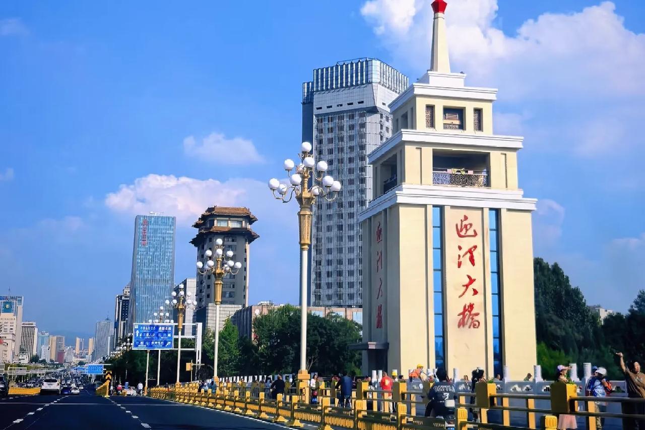 晋祠刚升级成5A，红灯笼体育场成了“歌迷之城”的聚集地，钟楼街的热闹肉眼可见——