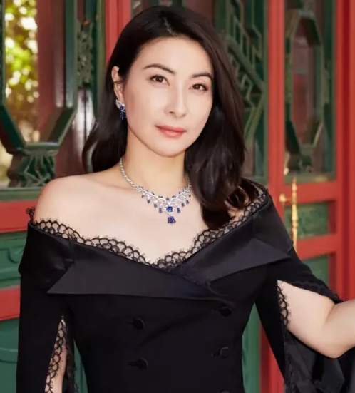 2012年，郭晶晶结婚时，郭父母退回1100万彩礼，和价值3亿的四合院，婚礼当天
