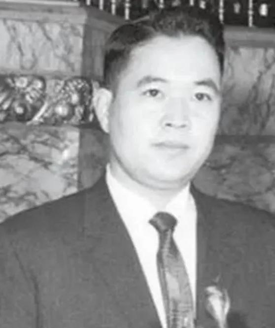 1965年李显斌驾机叛逃台湾领走巨额奖金，二十八年后回山东探望病母，刚踏进青岛机