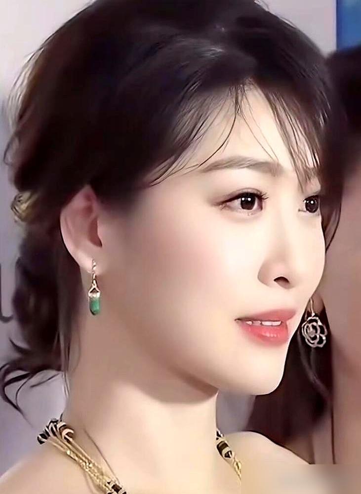 当年傅浤鸣（原傅程鹏）和程愫离婚那事，至今还被人诟病。程愫陪他从无名小卒熬成