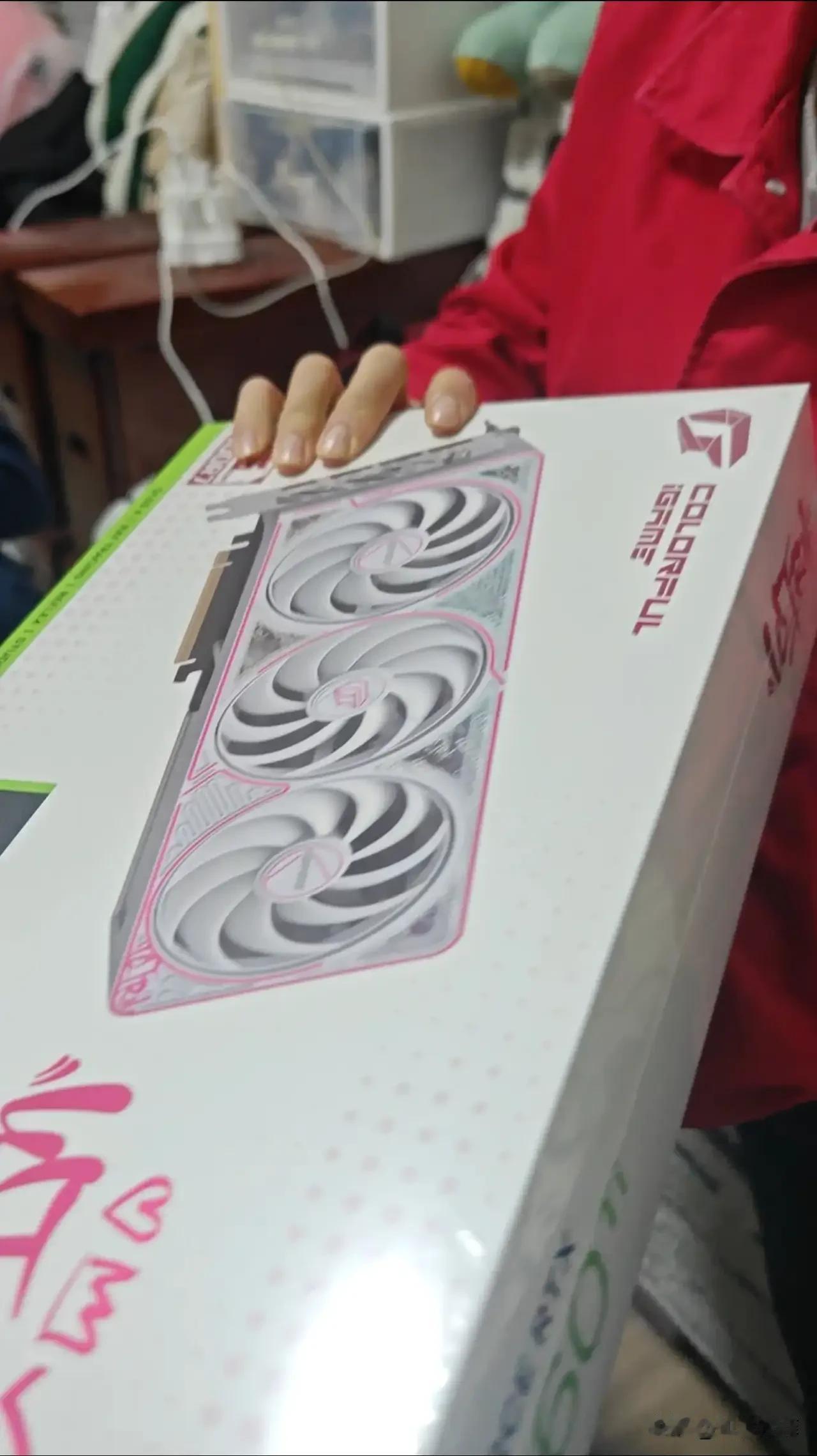 江苏，男子花3000多在网上买了一块电脑显卡，结果收到货打开包装，里面只有两本旧