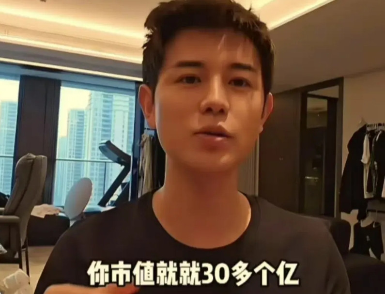童锦程直播跟虎牙高管通话，童锦程说，虎牙市值总共也就30多个亿，你说你在我身上花