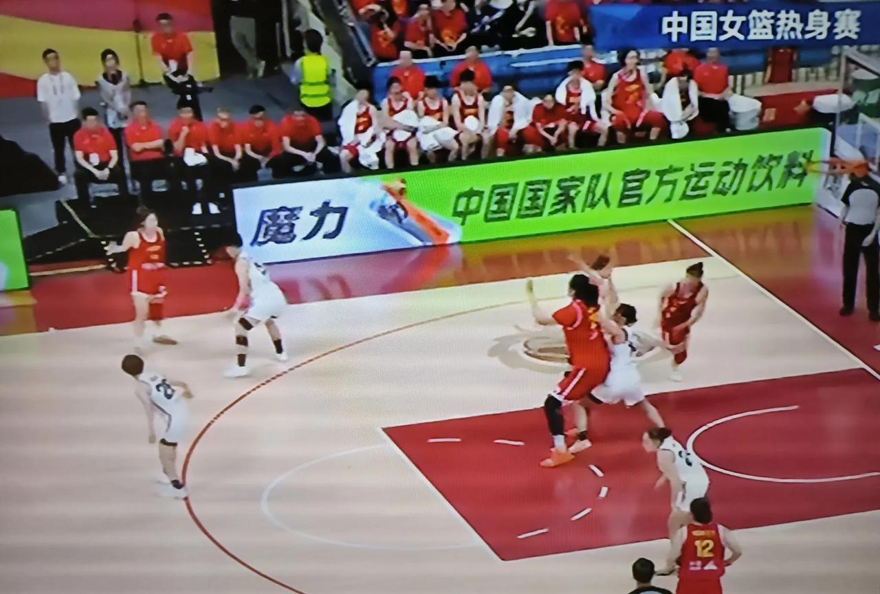 张子宇在这个位置接球，还不是她的甜点位。如何她能再往里面挤进去1个身位，对日本队