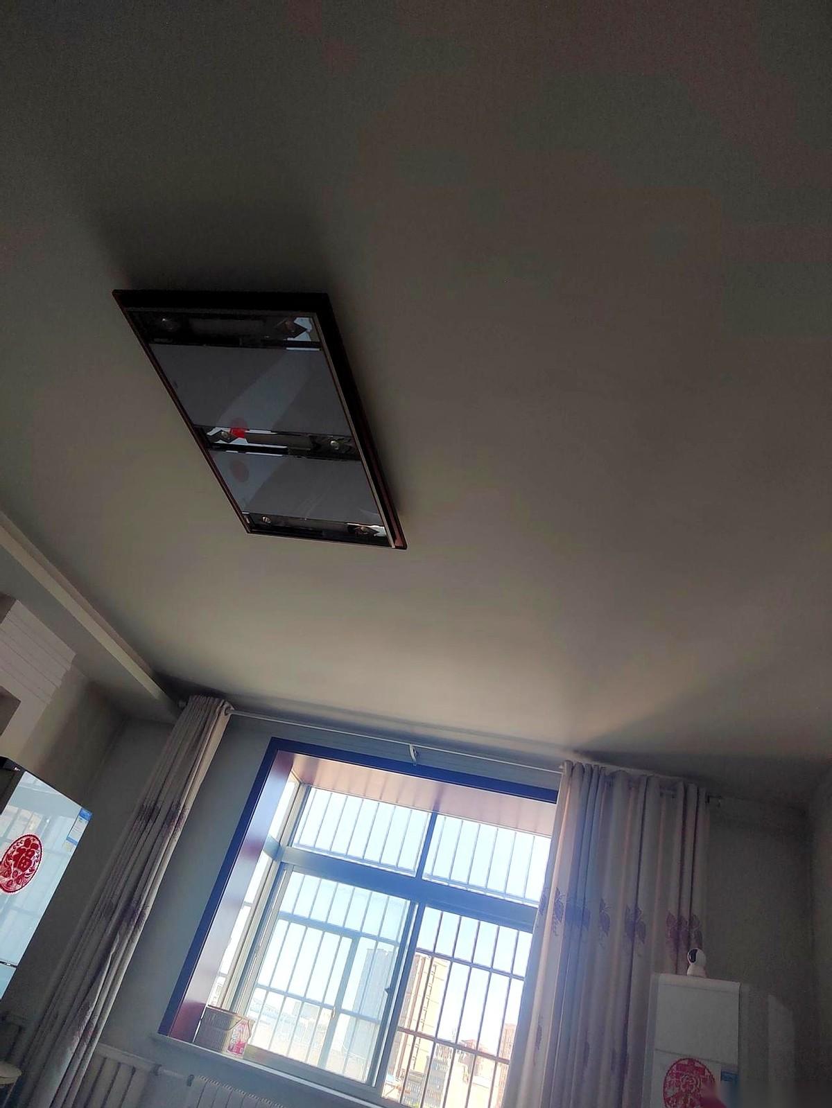 防盗门“咔哒”一锁，老公前脚刚去上班，屋里的女人瞬间像上满了发条。水龙头“哗啦