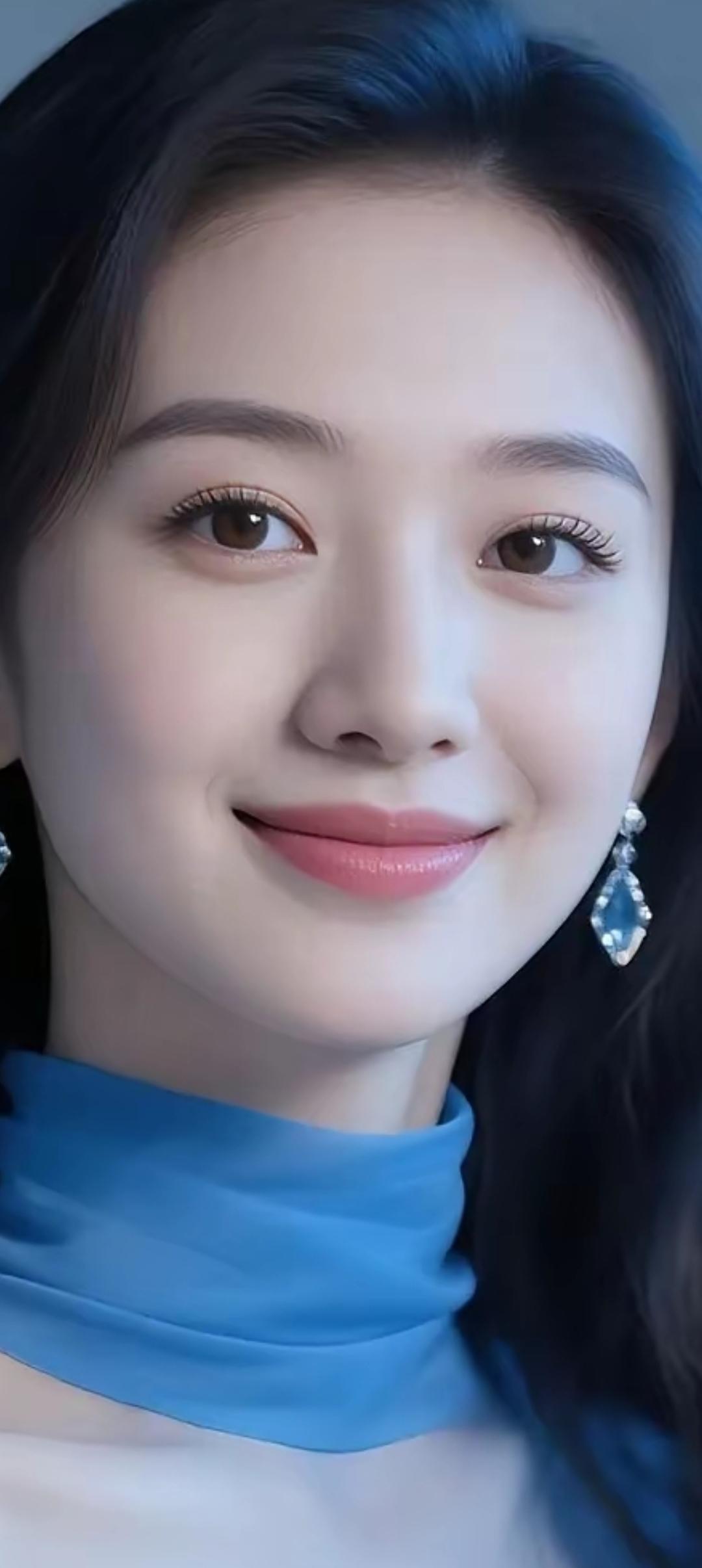 优雅蓝调，温柔微笑，闪耀耳环，女神范儿满满！💙💕