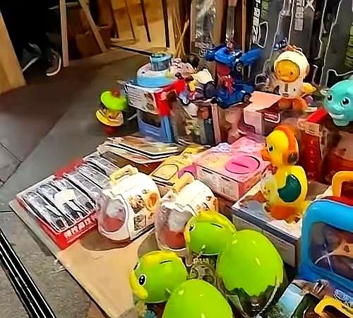 上海集市上就发生了这么一件挺离谱的事：一个爸爸去上厕所，顺手让8岁儿子帮看20分