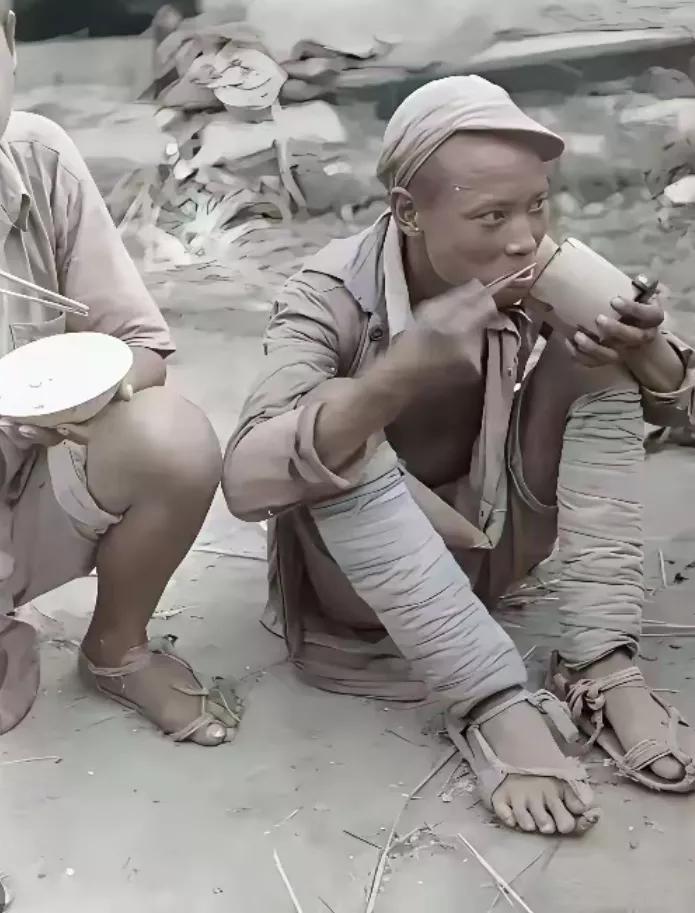 1938年台儿庄战场上，广西士兵韦老栓被弹片划开肚子，肠子流出来。他用手把肠子