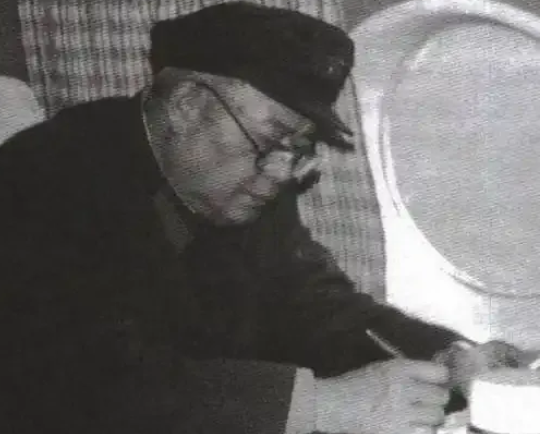 1966年，杨尚昆被错误关押在监狱中，严重的低血糖让他多次濒临死亡，正当他绝望之