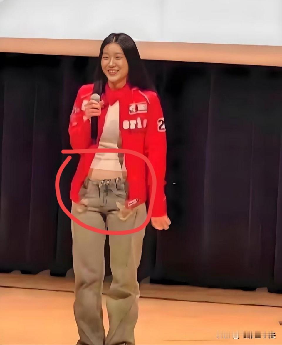 陈奕迅女儿要想红有点难，除非她的唱功能比肩陈奕迅。她的长相复制了母亲，衣品遗传了