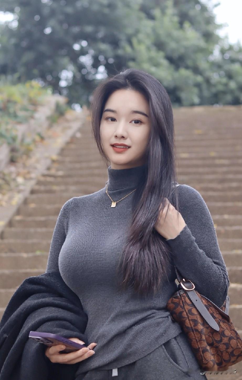 灰色高领毛衣+棕色包包，时尚又保暖！