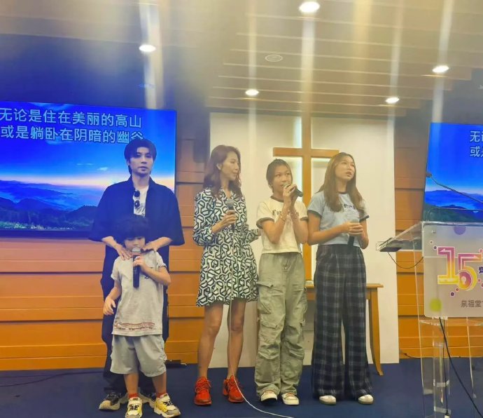 蔡少芬一家五口上台唱歌，俩女儿身高赶上妈妈，母女三人似姐妹花，幸福的五口之家！