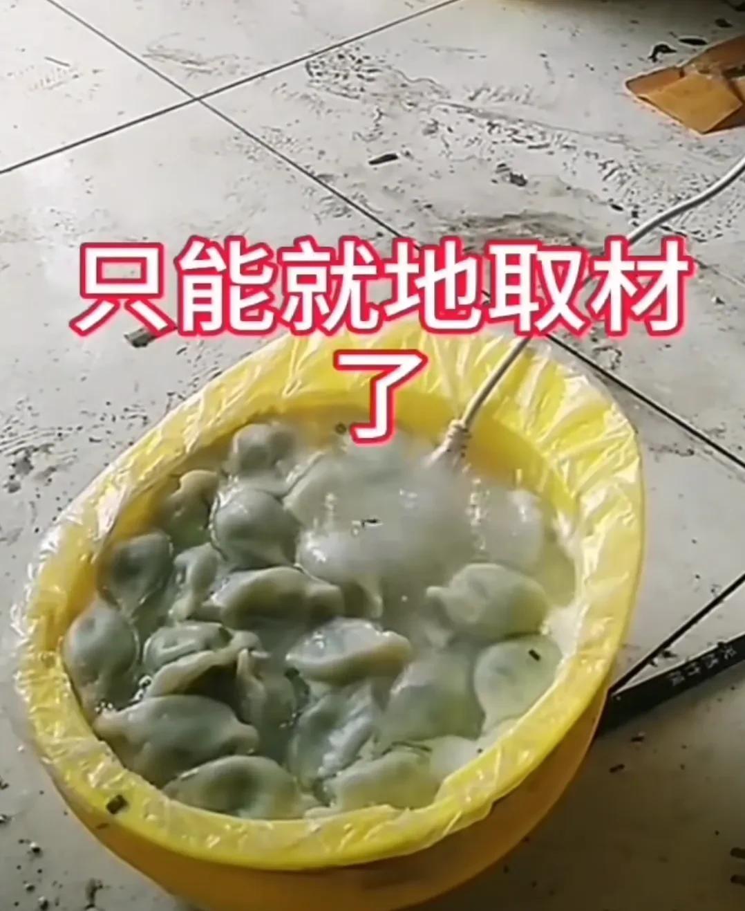 前天下雨，好多工人没上班，在宿舍里躺的难受了，就琢磨着弄点吃的，还不能多花钱。
