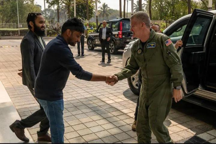 美国印太司令装模作样参观印度“光辉”战机。美国印太司令部司令塞缪尔·J·帕帕罗