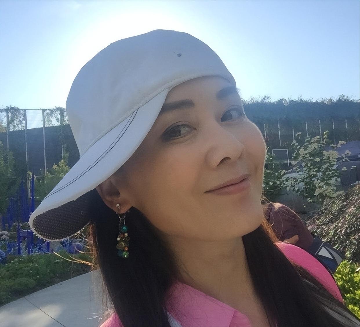 难怪她定居美国多年都不愿意回国了！二婚嫁世界冠军，住着带花园的大别墅，日常呼朋唤