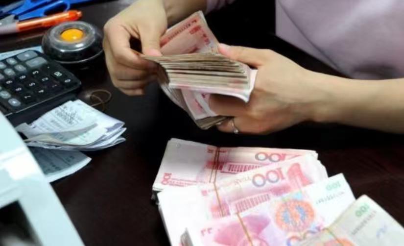 大家发现了吗？最近有几个反常现象，表面看起来非常矛盾。第一个：黄金连跌四个月
