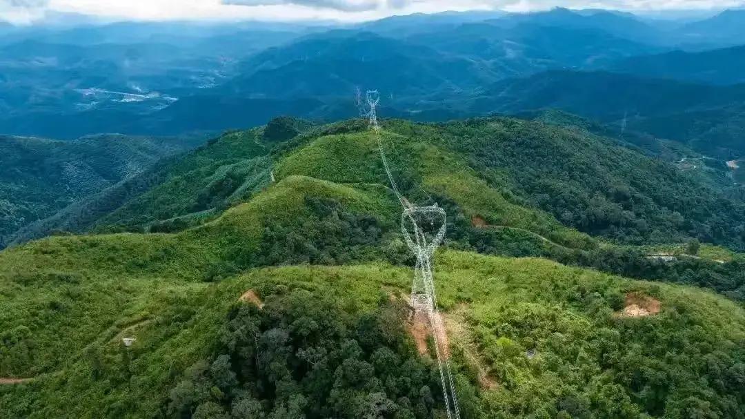 一条铁路换一份信任，老挝把国库掏空也要跟中国干，越南把算盘打得太精反倒落了空。