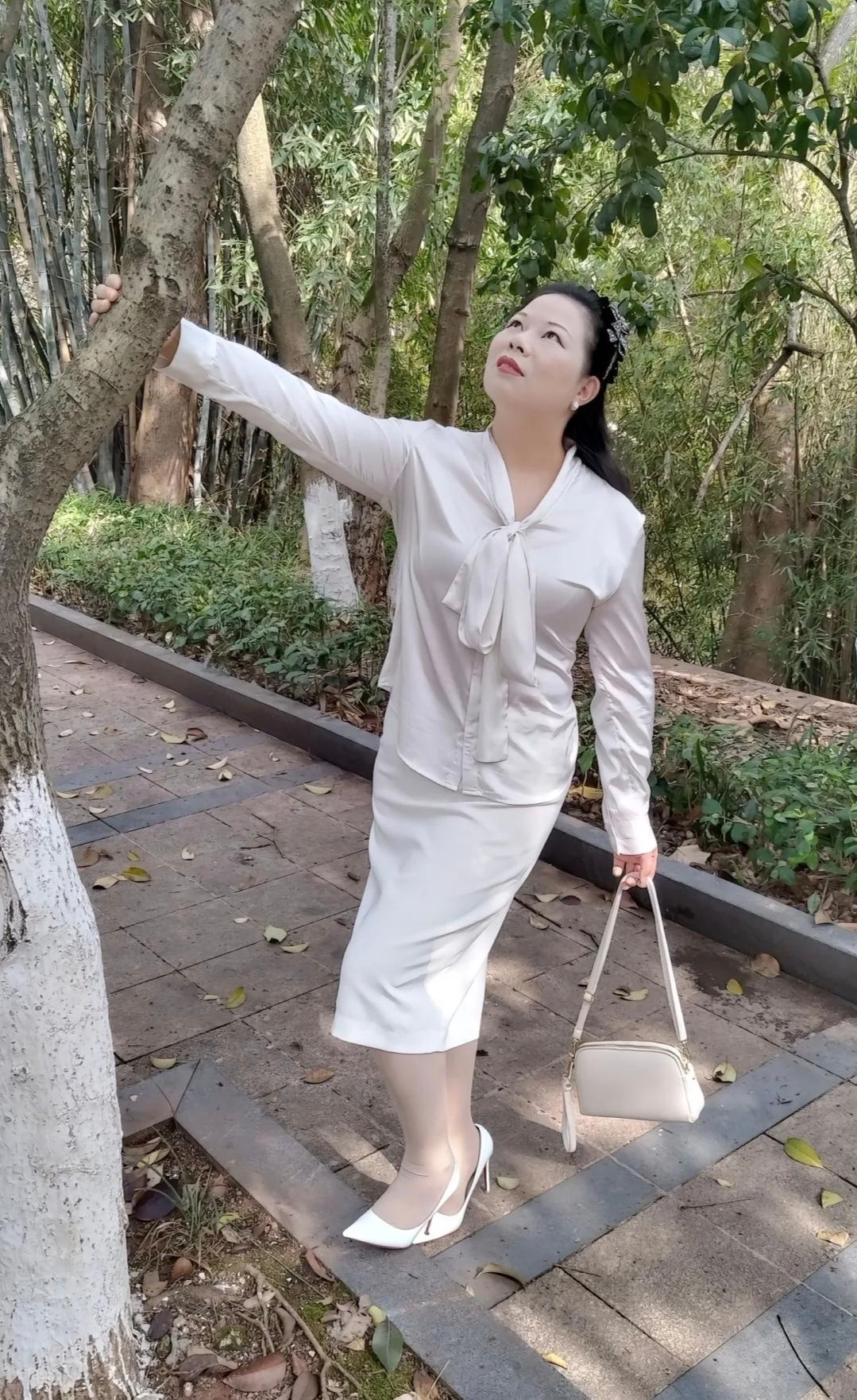 林阿姨坐在长椅上，看着公园里跳舞的人群，手里握着一本翻旧了的《百年孤独》。这是她