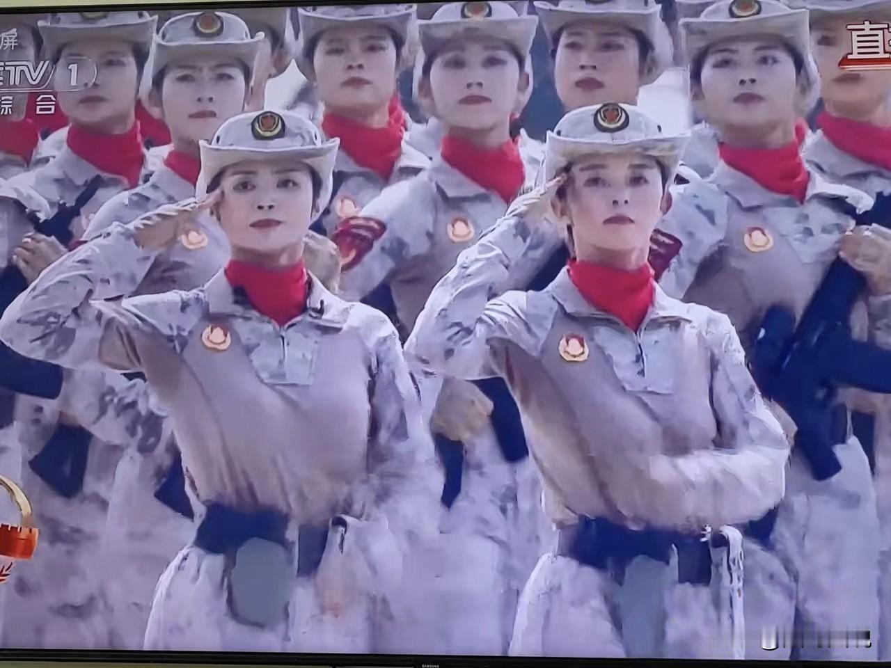 这次阅兵我感觉最出圈的还是女民兵方队，她们的服装与往年有着很大的区别，让人眼前一