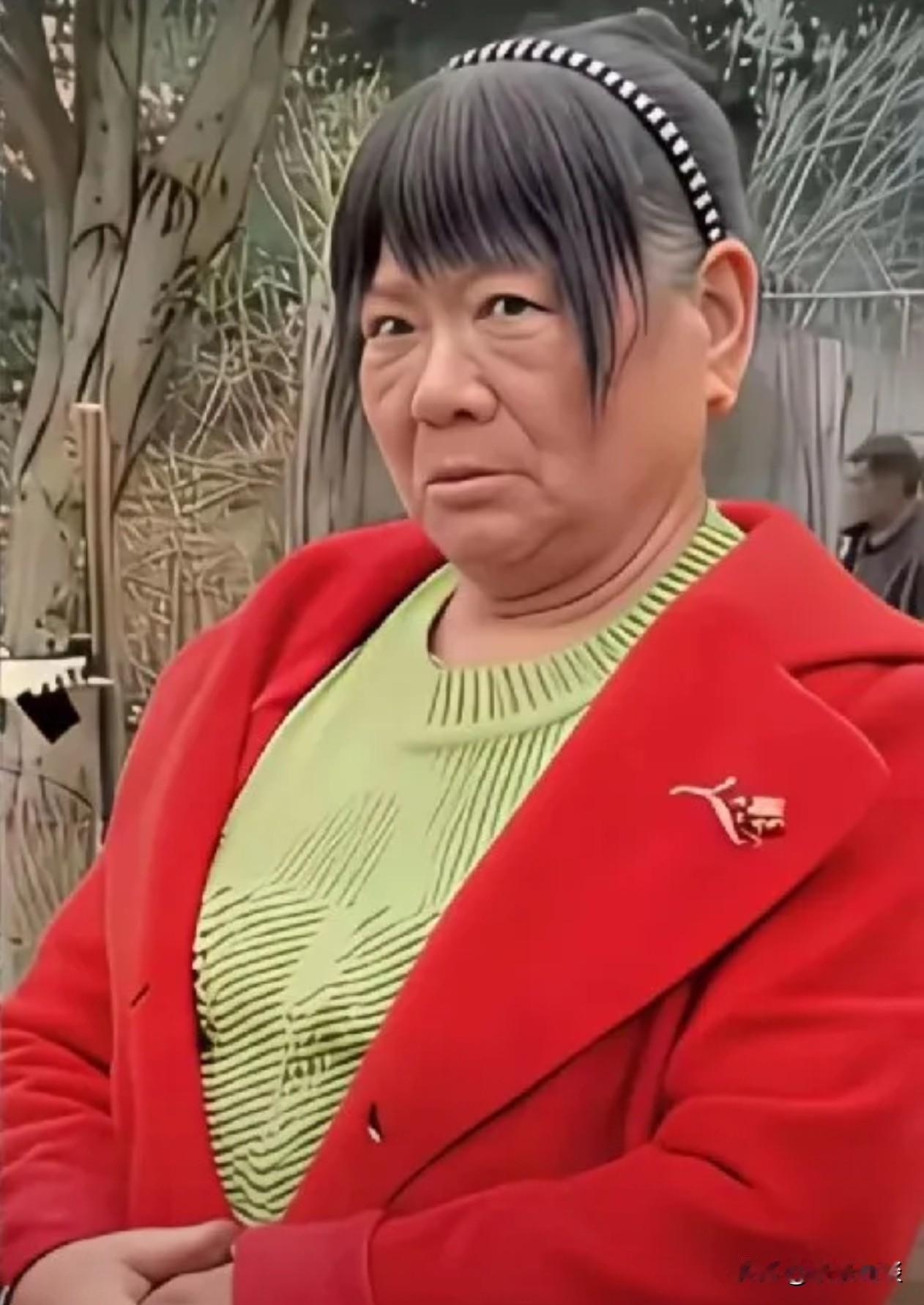 株洲抢猪肉那事里面有个穿红衣服的大妈，不知道大家注意到了没？怎么看怎么像是一位