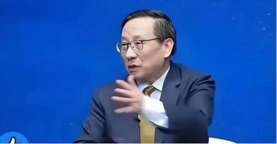 万斯曾暗示中国：如果不接受关税，就考虑战争。话音未落，中国学者高志凯就在国际辩论