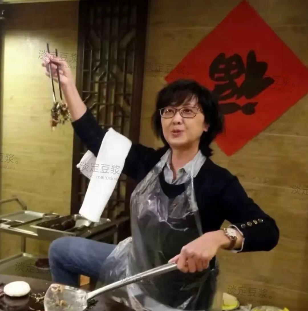 天啊！看素颜的演员朱琳真的好美，她没有精心打扮也没穿华丽的服装，和刘晓庆赵雅芝比