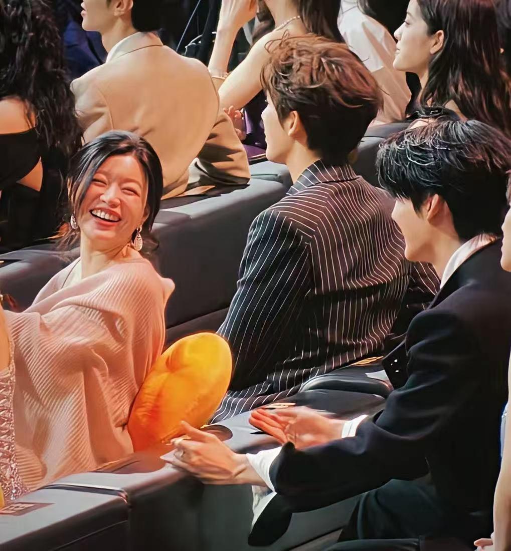 只要姐姐在前面，他就没有坐端正过