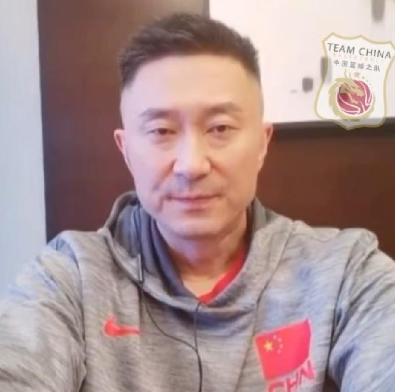 惨败日本后，球迷喊得最多的名字，居然是那个被骂辞职的前任——杜锋。不是郭士强