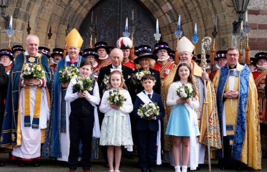 女王为何允许自己的好大儿娶名声臭大街的卡米拉王后进门，掩盖他的零癖好？两害取其轻