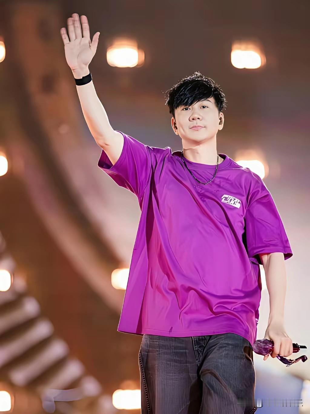 男人都喜欢年轻的吗？男人们集合，说说是不是都喜欢年轻的。胡彦斌找了