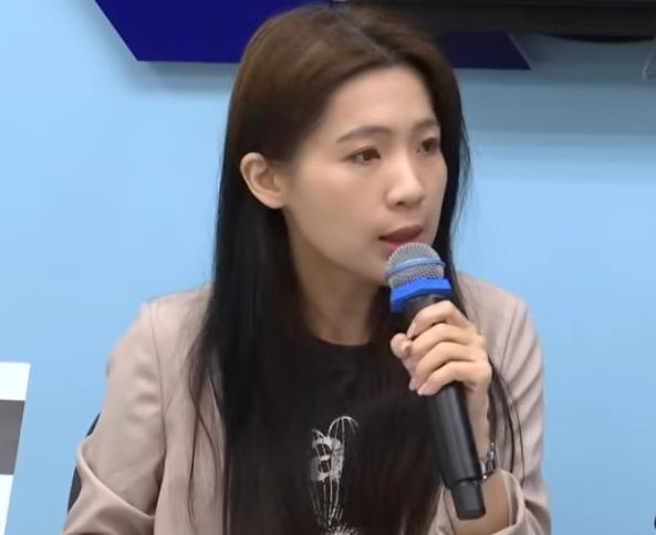 徐巧芯确实是有点东西啊，尽管在军购案中闹得沸沸扬扬，但现在依然是代表国民党发声的