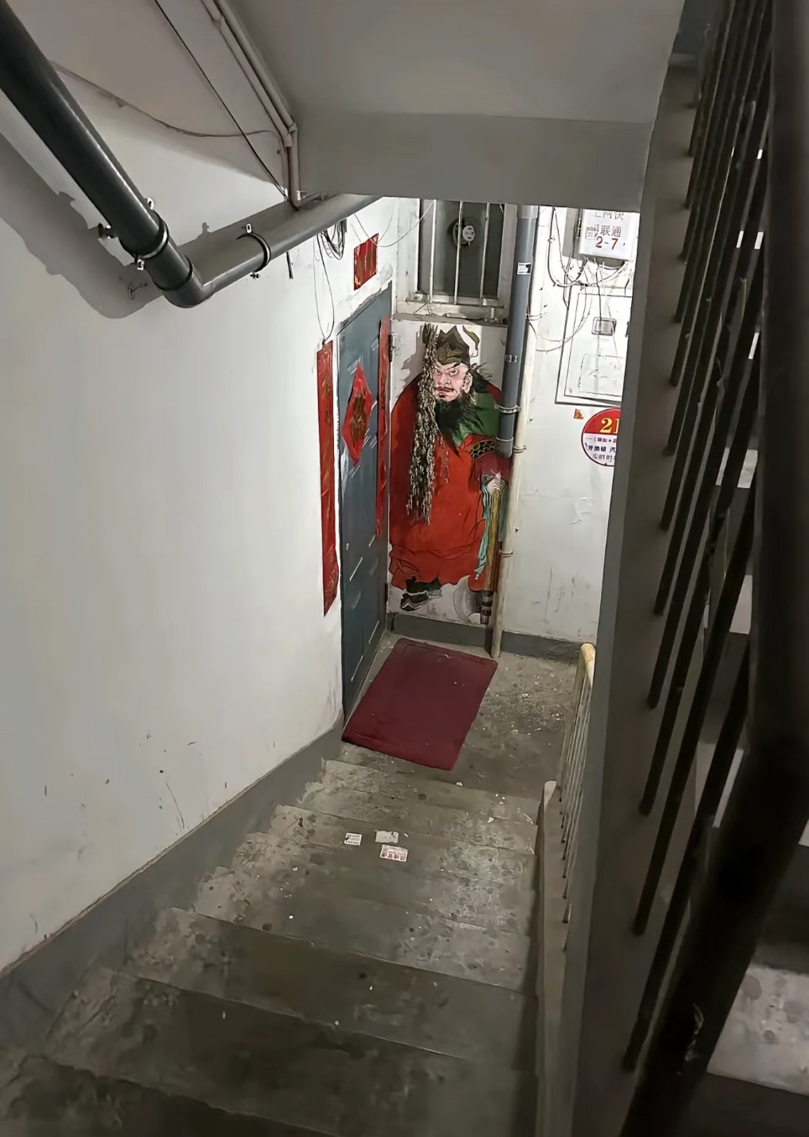 遇到这样的邻居，该怎么办？每次晚上下楼都被吓一跳