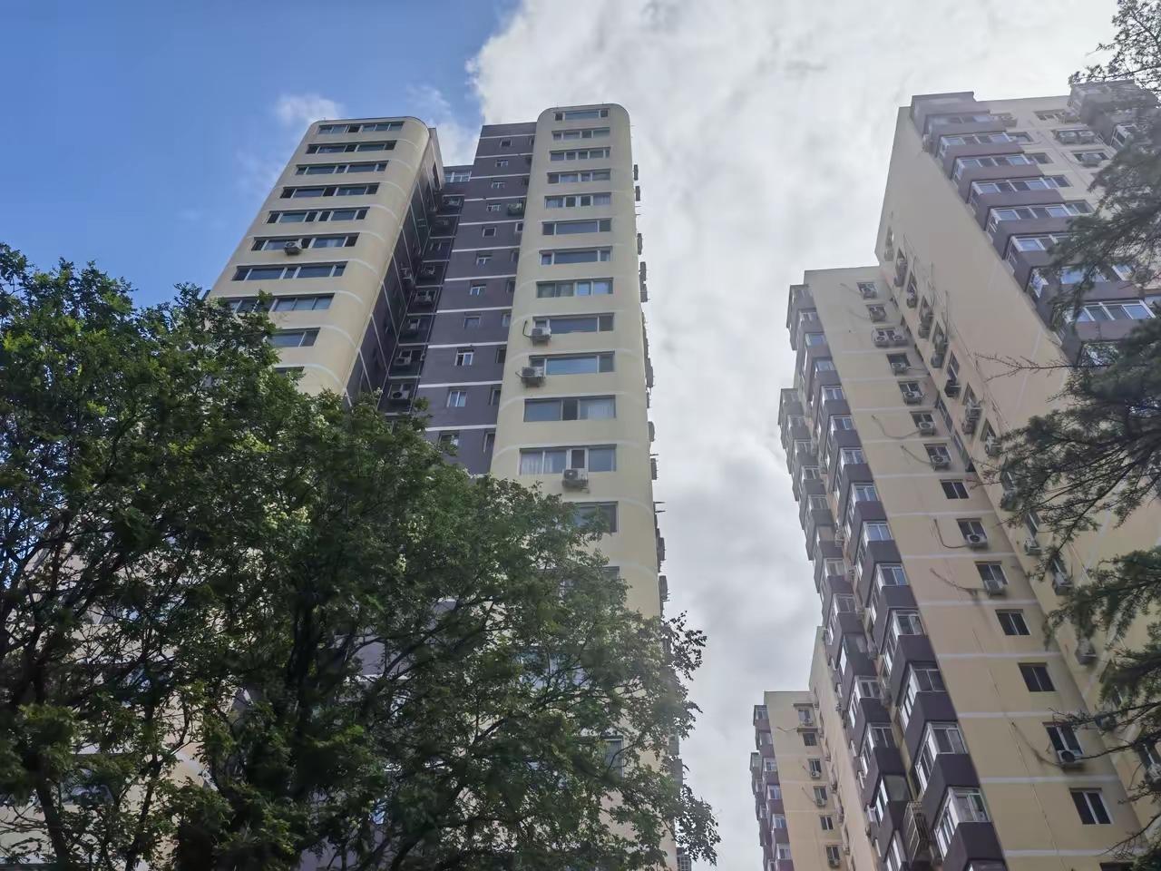物业是暴利行业能取消吗？​商品房买得起也住不起。又到年底了，又要缴物业费。​