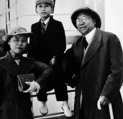 1947年，特务们将杨虎城的夫人谢葆真牢牢捆住，又用针头扎进她的大腿，谢葆真顿时