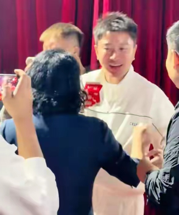 偶遇贾乃亮吃席，别人敬酒他喝奶，全程尴尬饭吃不好，他也有烦恼​​​