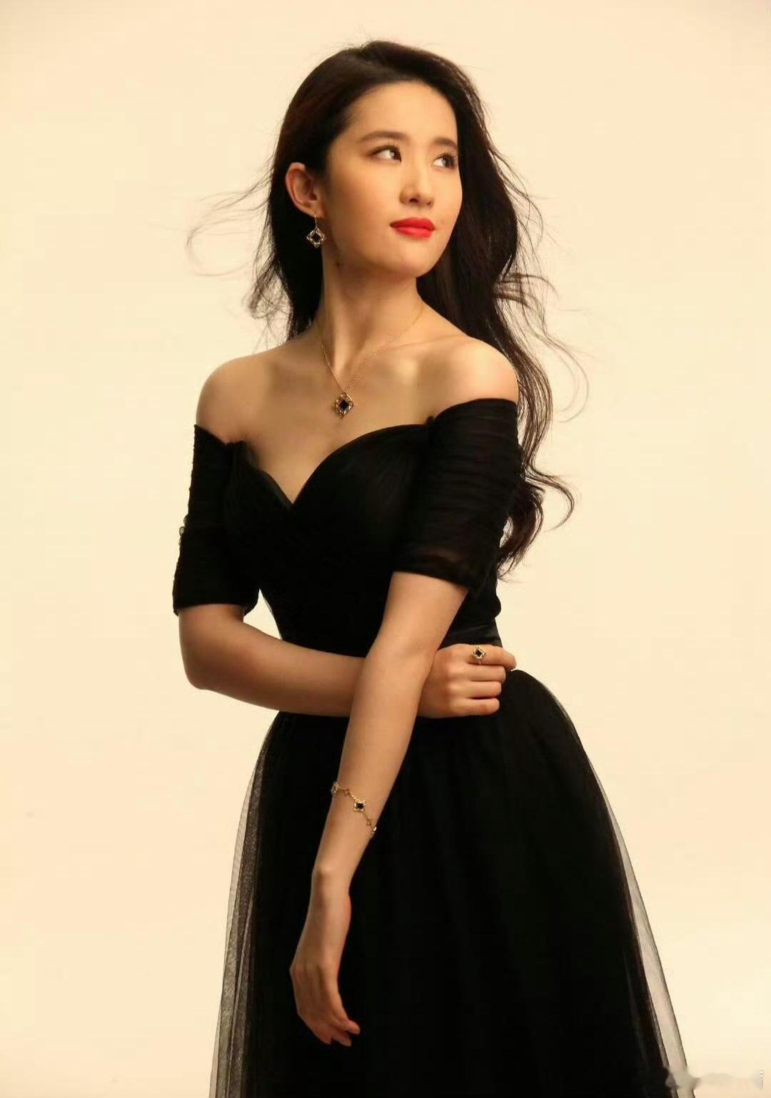 刘亦菲身着黑色一字肩抹胸纱裙，露肩心形领剪裁精致，完美勾勒出她的优美肩颈与锁骨线