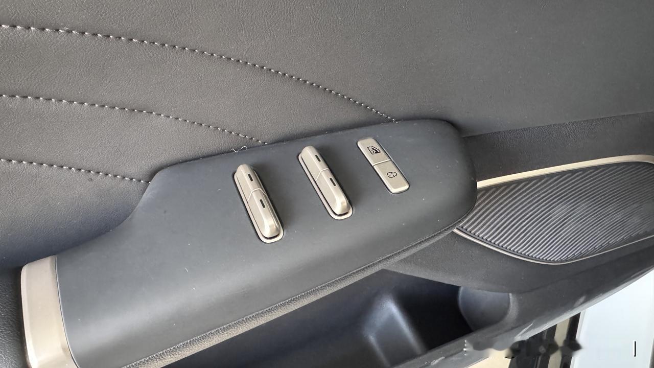 现在不少新车非要把车窗按键设计成图1图2这样，大家凭直觉猜猜开往哪边推是开窗哪边